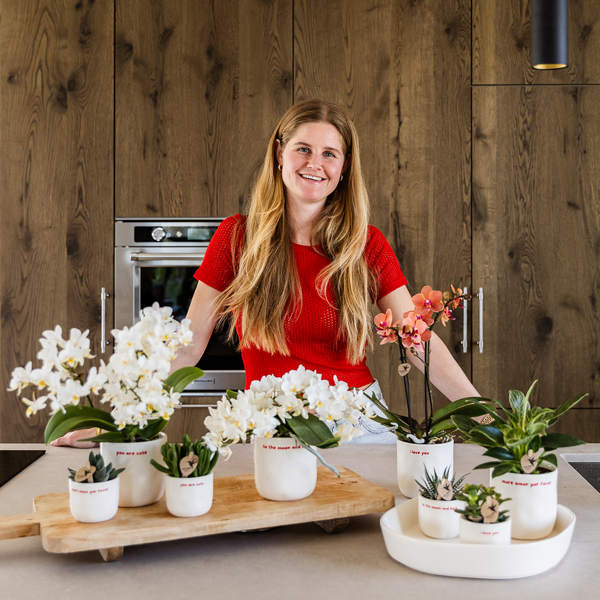 Kolibri Orchids | Geschenkset „Love You“ | Rote Phalaenopsis‑Orchidee Congo mit Grünpflanze in Love‑Übertopfen auf einer Cloud‑Platte