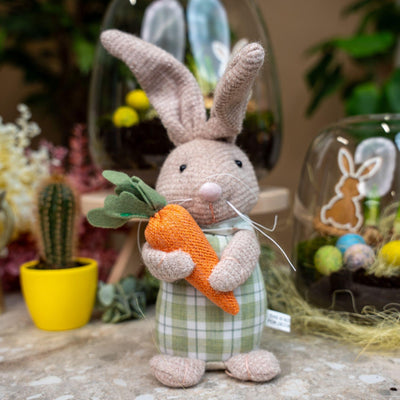 Deko Osterhase Plüsch mit Karotte, 30 cm